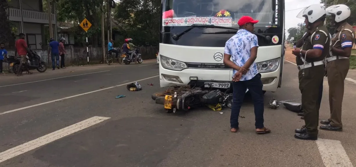 வவுனியாவில் பேருந்துடன் மோட்டார் சைக்கிள் மோதி விபத்து !