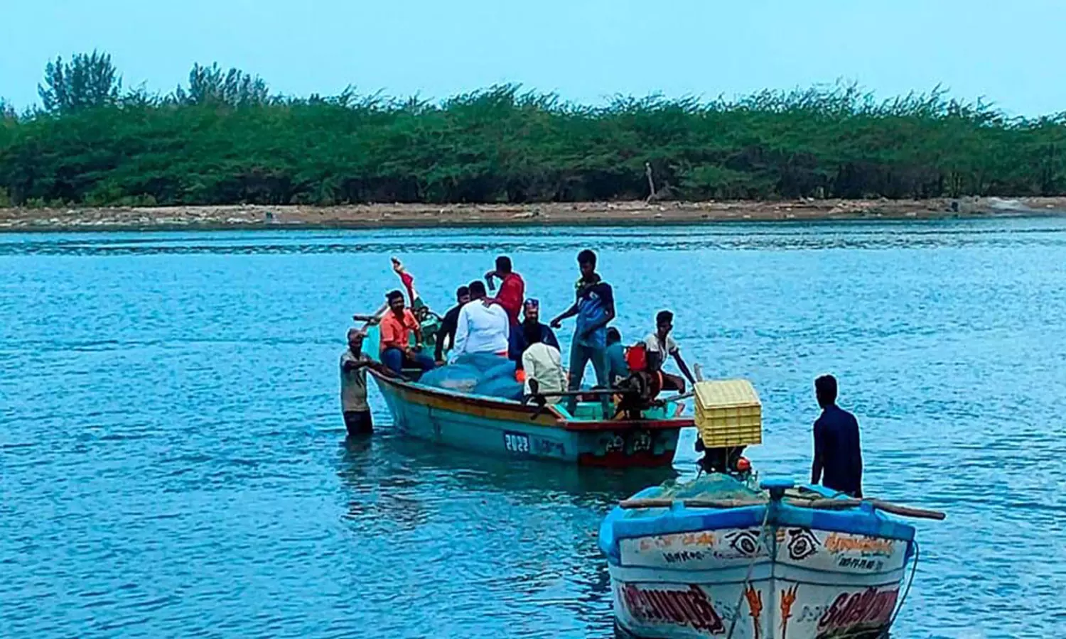 குழந்தைகளுடன் மதுபோதையில் கடலில் படகு செலுத்திய குடும்பஸ்தர்!