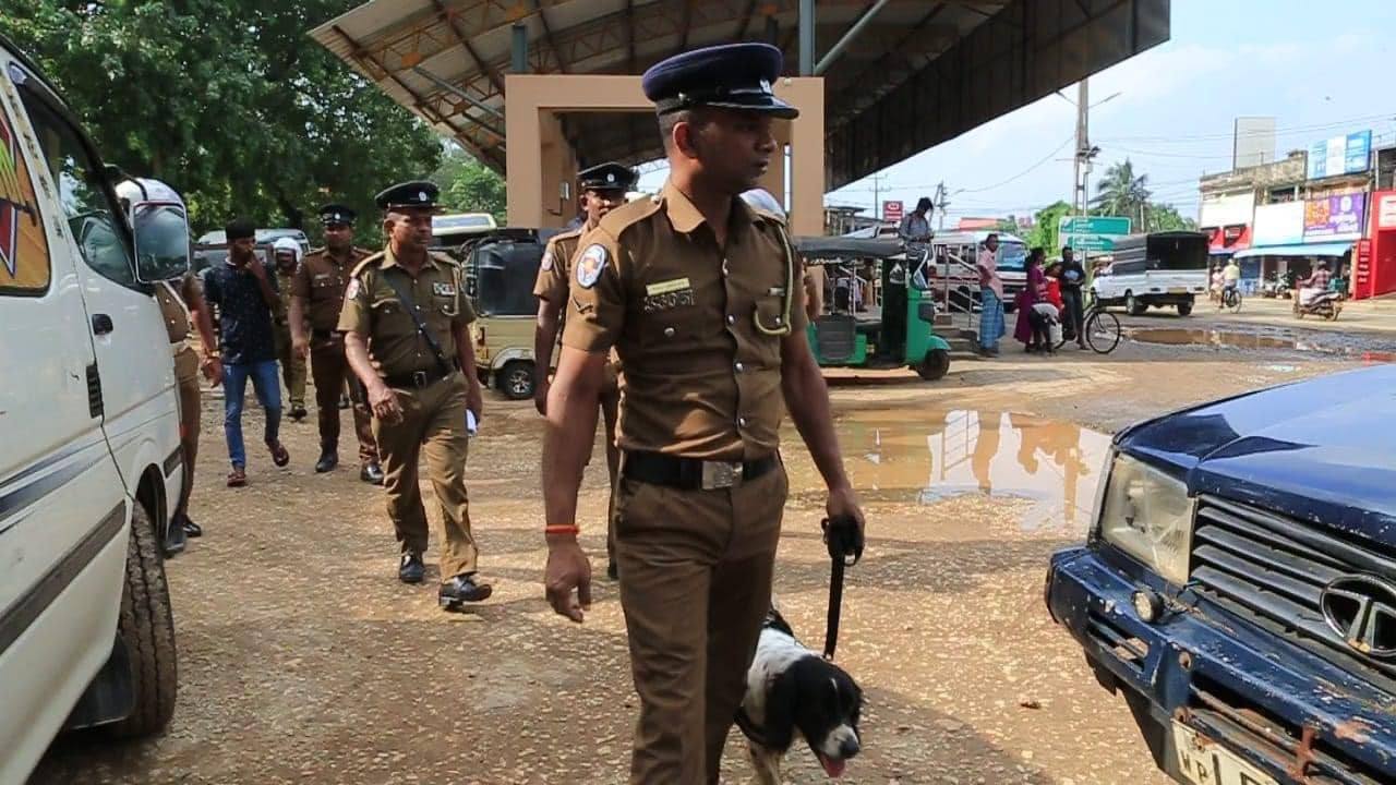 யாழில் மோப்ப நாய்களுடன் சோதனையில் இறங்கிய பொலிஸார்!