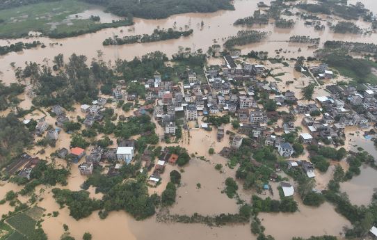 சீனாவில் வெள்ளப் பெருக்கு – 60,000 பேர் இடப்பெயர்வு!