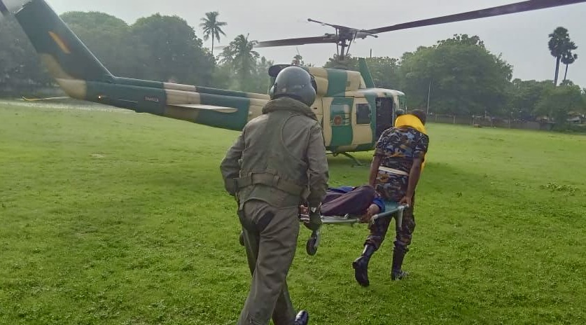 நெடுந்தீவில் இருந்து மூன்று நோயாளிகள் அவசர சிகிச்சைக்காக ஹெலி மூலம் யாழ்ப்பாணத்துக்கு!