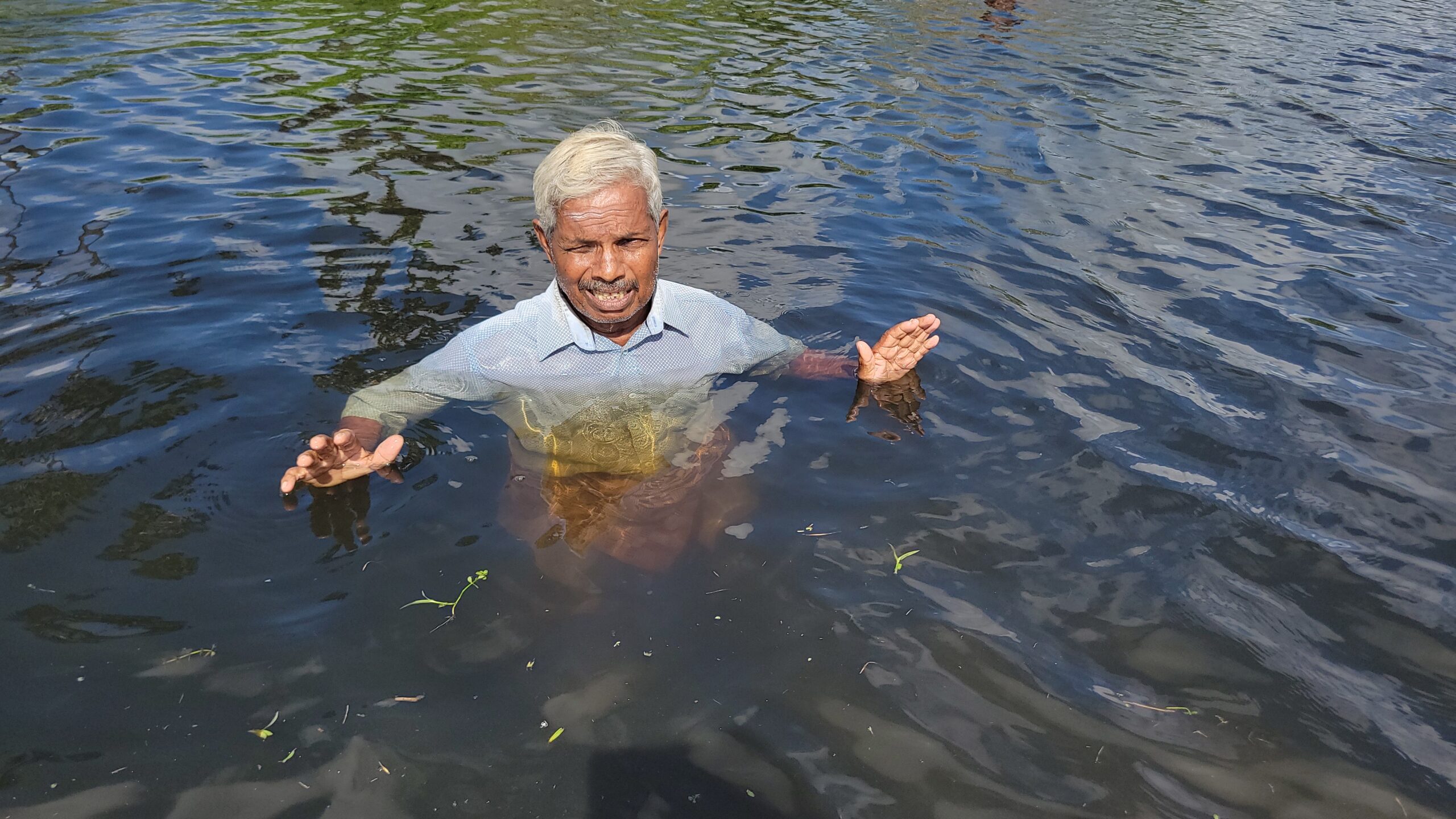 வெள்ளத் தடுப்பணையை திறக்கக் கோரி நீருக்குள் இறங்கி விவசாயிகள் போராட்டம்!