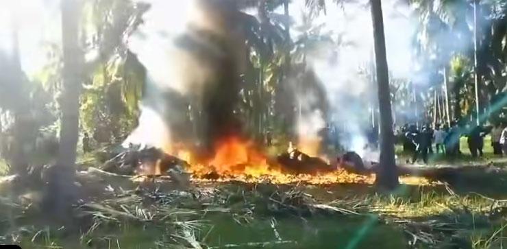 பயிற்சி விமானம் விழுந்து நொருங்கித் தீயில் கருகியது!