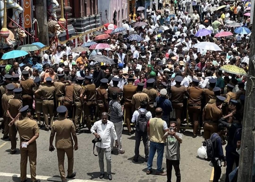 நீதிமன்றத்தின் முன் பொலீஸாரைத் தாக்கிய சந்தேகநபர் ஒருவர் கைது!