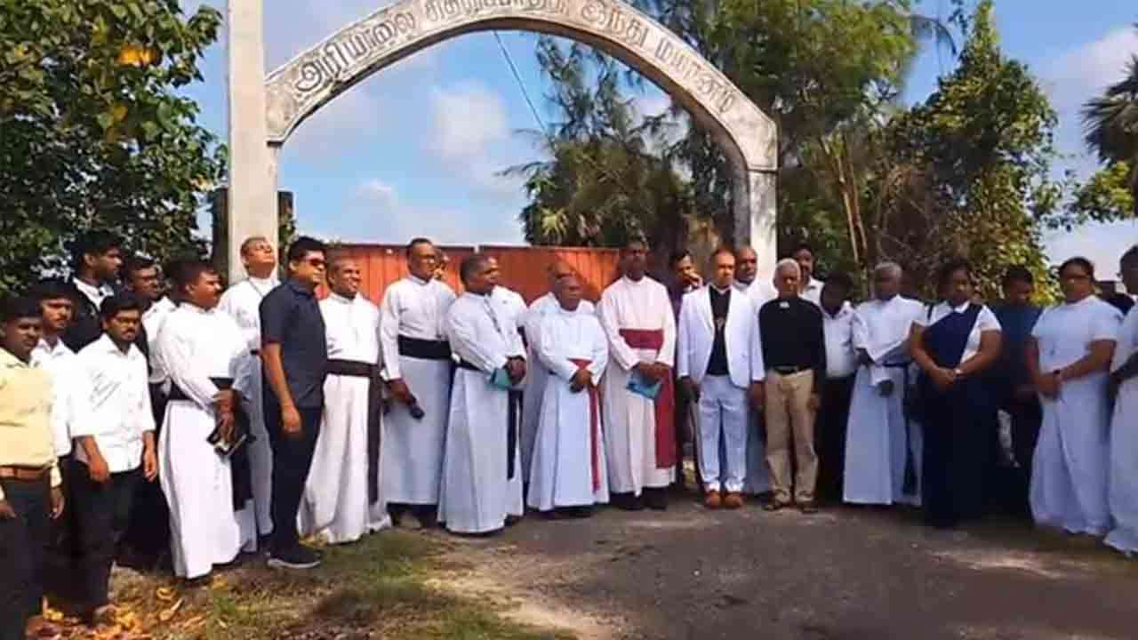 யாழ்ப்பாணம் கிறிஸ்தவ ஒன்றியத்தினர் செம்ணிக்காக போராட்டம்