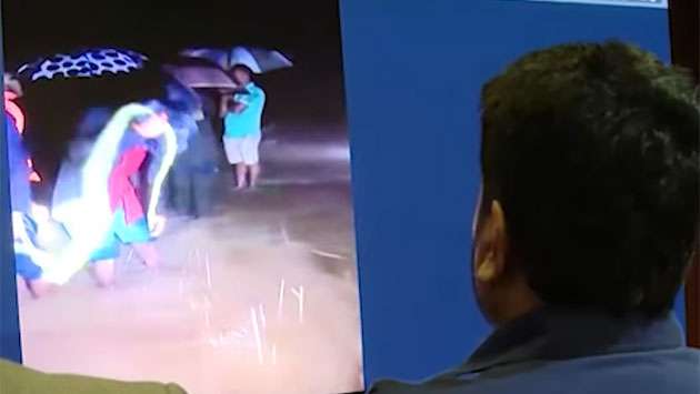 கலா ஓயா பாலத்தின் அருகில் வெள்ளப் பெருக்கில் சிக்கியவர்கள் மீட்பு